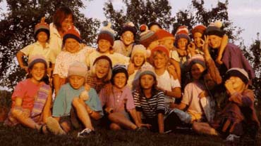 de klas van Lilith en Ben. Op de foto met 'juffie Jeanne' en zelfgebreide mutsen.
